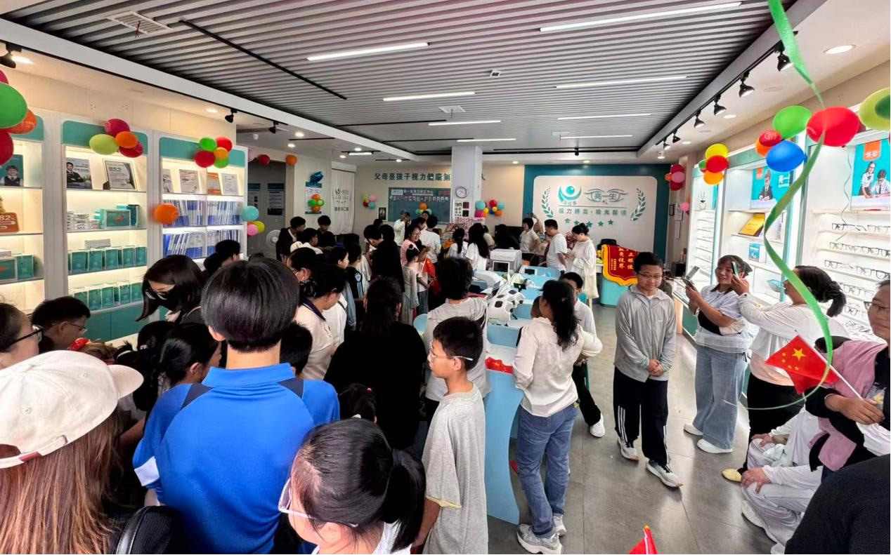 /></p>
<p>开业当天门店氛围热烈,现场不少小朋友登台进行才艺展示,吸引大量周边家庭关注。开业活动期间,近百位学生及家长走进门店,进行视力咨询与体验服务,现场客流火爆,充分体现本地市场对于青少年视光服务的旺盛需求。一家新店的快速起势,既代表本地市场认可度,也为意向考察视力矫正加盟的创业者提供现实参考样本,完整呈现门店开业拓客、引流获客的真实场景。</p>
<p><img src=